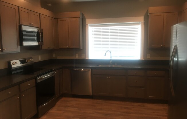 2 beds, 2 baths, 1,320 sqft, $1,595, Unit 4