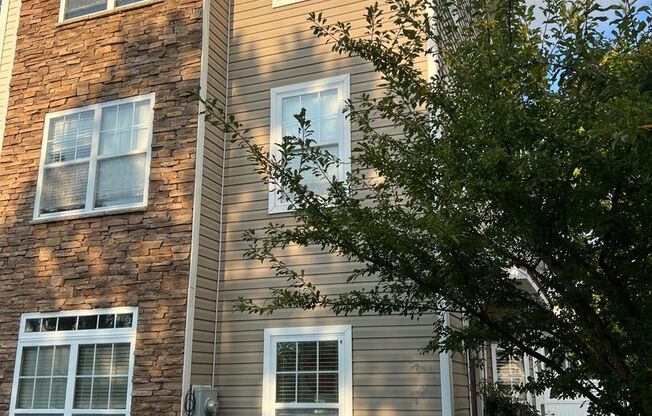 3 beds, 2.5 baths, $1,725, Unit Unit 101