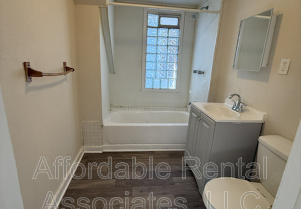 2015 W GREENFIELD AVE