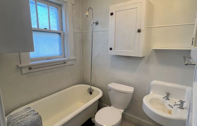 Studio, 1 bath, 400 sqft, $1,350, Unit L