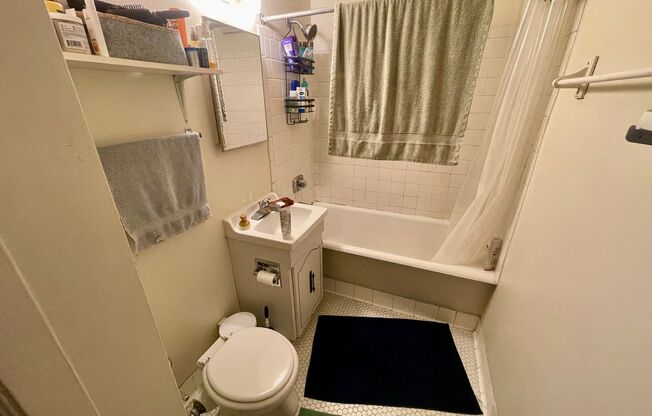 1 bed, 1 bath, $950, Unit 37