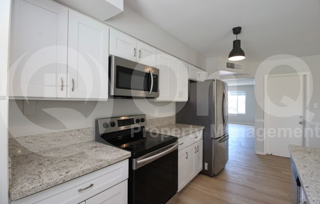 537 E LAGUNA DR