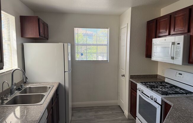 Beautiful 2-Bedroom Condo with Fireplace & Community Pool Near Cheyenne Freeway