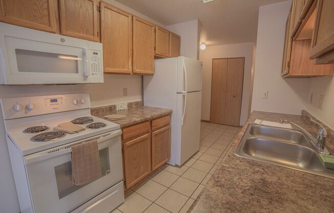 3 beds, 1 bath, 1,025 sqft, $955, Unit 3100-101