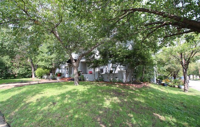 Charming 2/1 Downstairs Apartment Unit w/ AMAZING Character! Real Hardwood Floors Throughout//Minutes to Downtown Fort Worth/West 7th St!