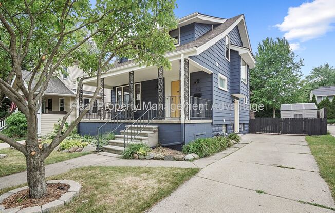 Meticulously Maintained with 3 Large Bedrooms - Walk to Downtown Royal Oak!