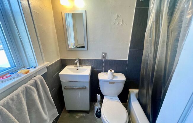 Studio, 1 bath, $725, Unit 11