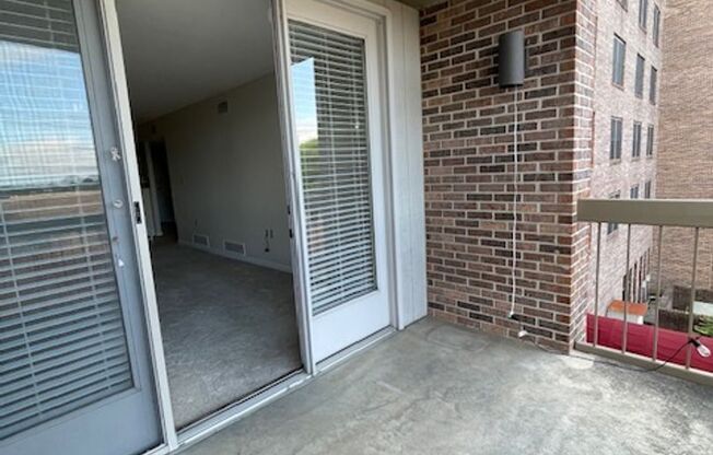 City of Maryville 37801 - 2 bedroom, 2 bath condo in Regal Tower - Contact Debra Johnson 865-591-8281