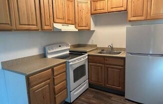 Studio, 1 bath, 400 sqft, $1,100, Unit 32