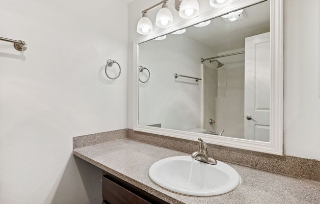 1 bed, 1 bath, 700 sqft, $1,595, Unit 1-203