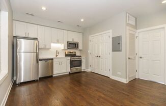 Renovated North Center 1 Bedroom Apartment in Elevator Building