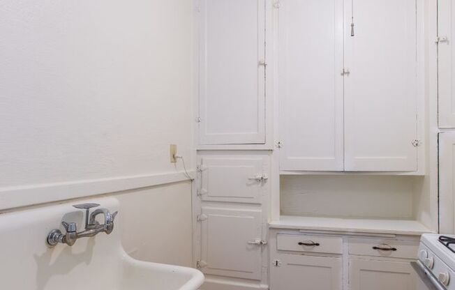 1 bed, 1 bath, 700 sqft, $999, Unit 33-209