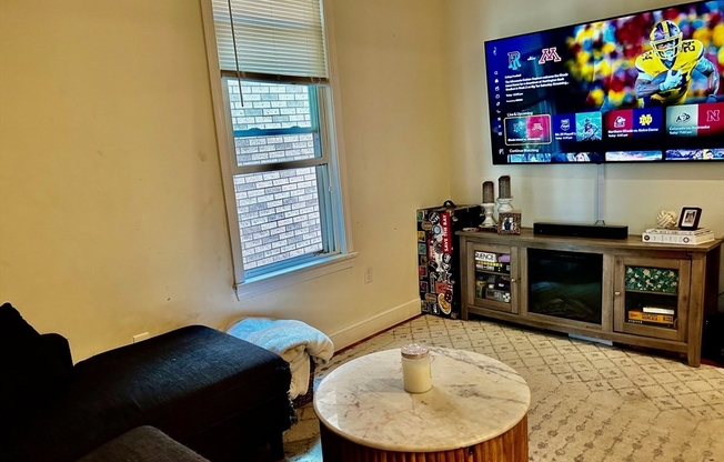 2 beds, 1 bath, 750 sqft, $2,400, Unit 2