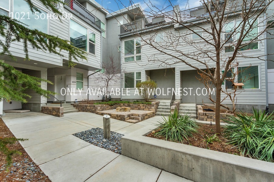 1021 SOHO DR