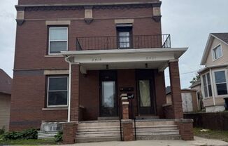 Charming & Comfortable 2 Bedroom Duplex Walking Distance to the Old Market!!