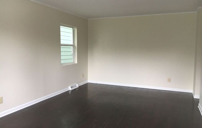 **3-BEDROOM CAPE COD w/ 1-CAR GARAGE IN BEECHWOLD!!**