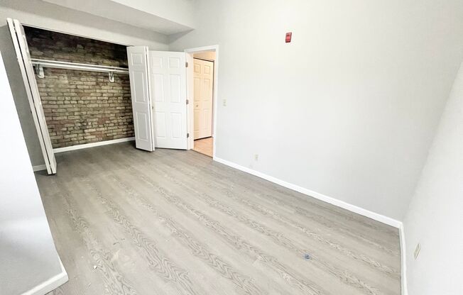 3 beds, 1 bath, $1,500, Unit 1726-02