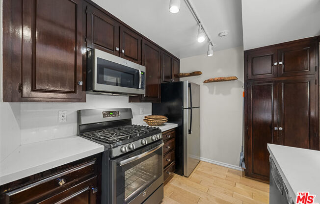 2377 N BEVERLY GLN BLVD