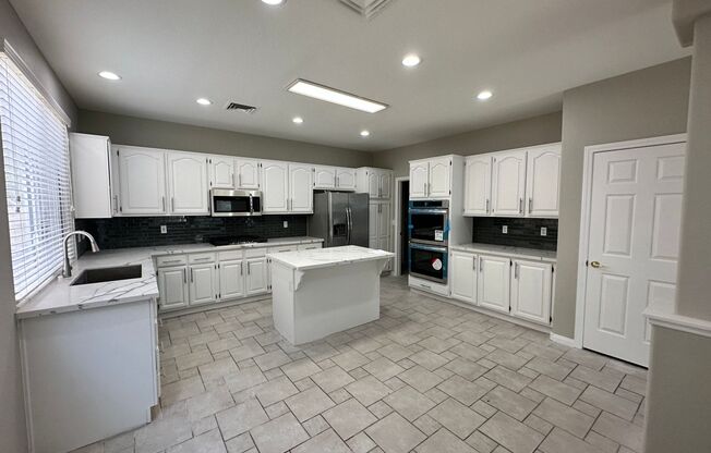 3 beds, 2.5 baths, $3,300