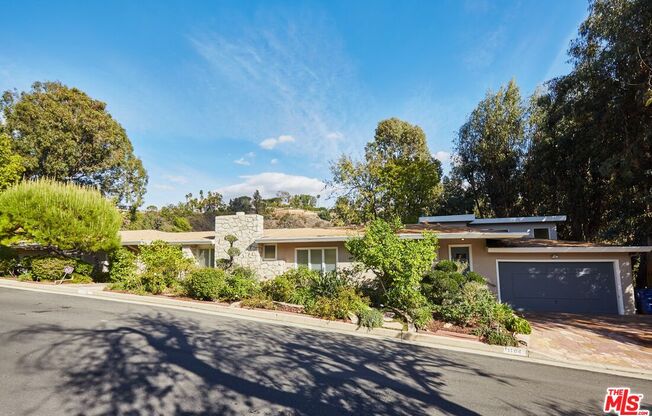1104 Casiano Rd