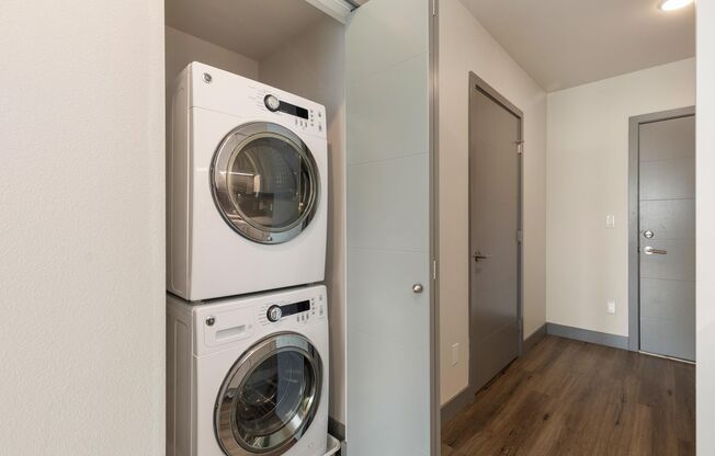 Studio, 1 bath, 322 sqft, $1,290, Unit 410