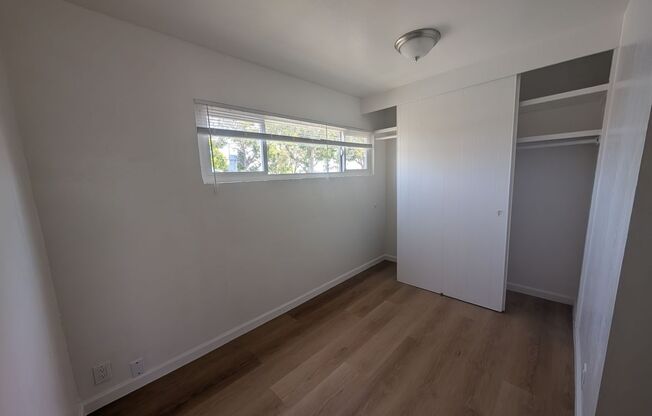 Comfortable one bedroom unit, convenient location to shopping and transportation