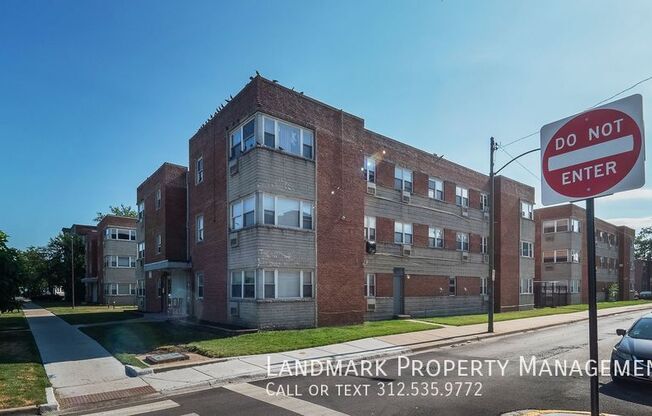 2401 W BALMORAL AVE