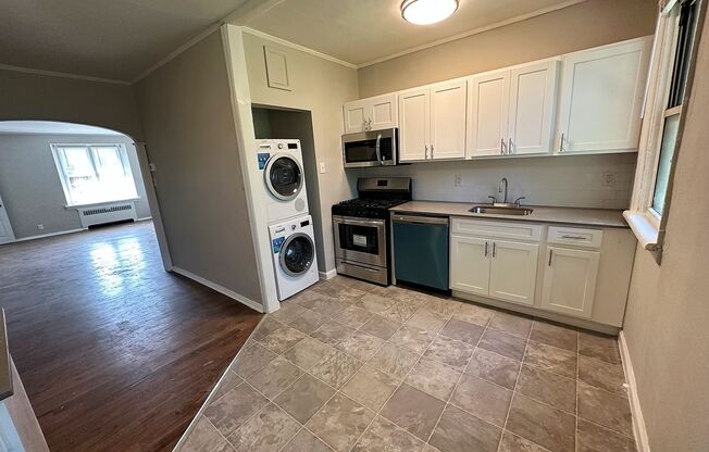 3 beds, 2 baths, 1,400 sqft, $1,750, Unit Unit 3-B