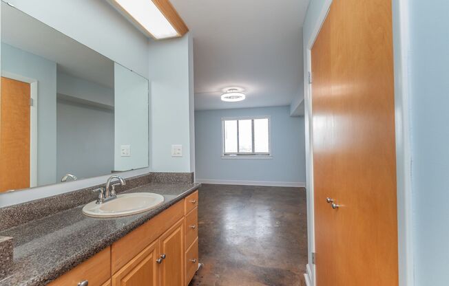 2 beds, 2 baths, $2,100, Unit 17E