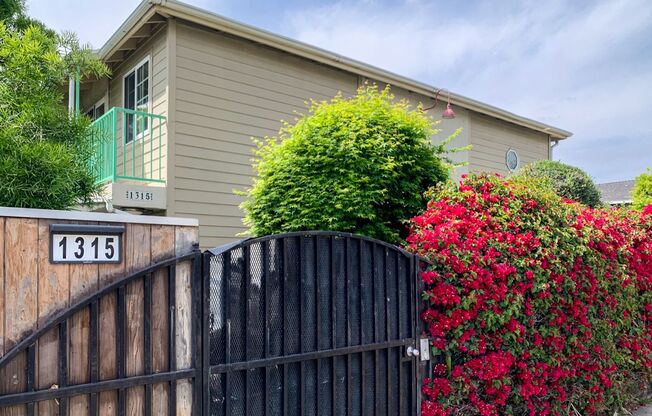 1315 N Hobart Blvd #1