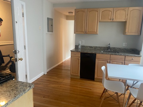 2 beds, 1 bath, $3,500, Unit 4