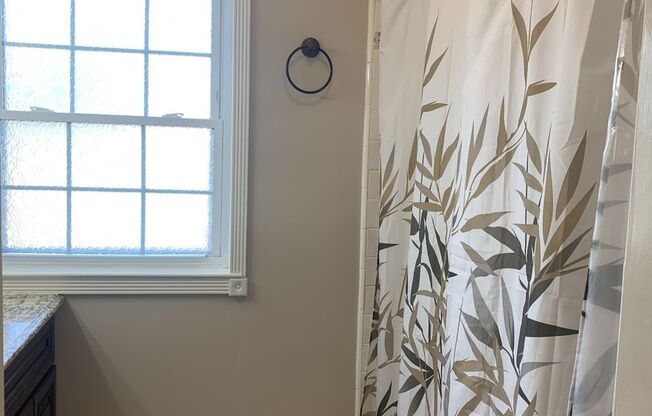 Spacious 3 Bedroom 2 Bath Home in Arden Arcade Mid-late November Move in !