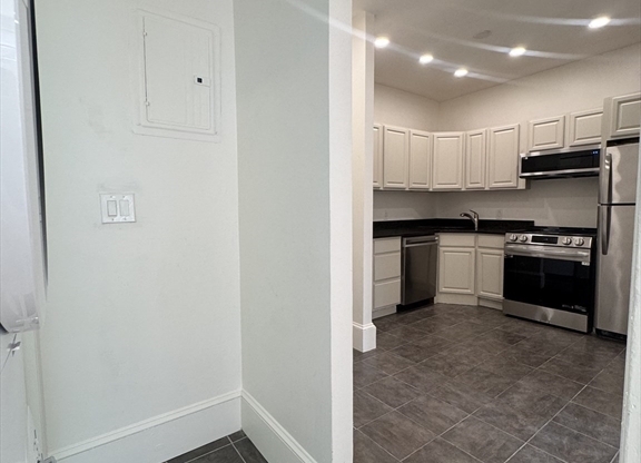 2 beds, 1 bath, 650 sqft, $3,400, Unit 303