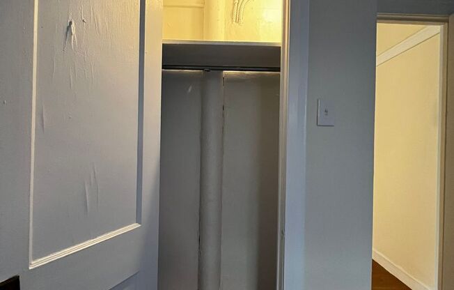 1 bed, 1 bath, 572 sqft, $1,485, Unit Old King Edward 17