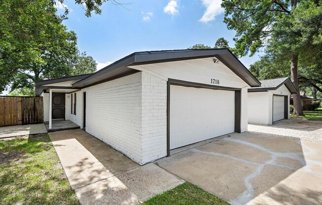 1716 HUGE OAKS ST