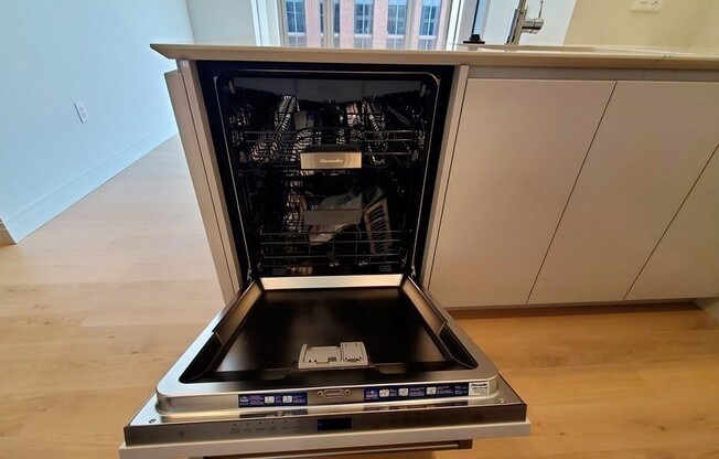 1 bed, 1 bath, 664 sqft, $4,800, Unit 908