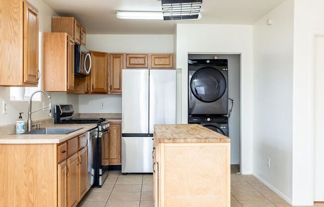 2 Bedroom 2 Bathroom CORNER LOT!! SOLAR PANELS!!
