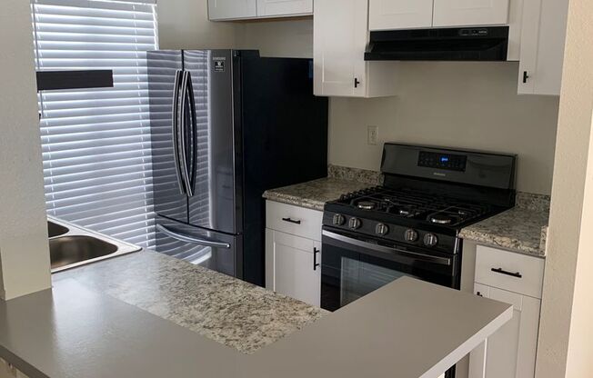 MOVE IN SPECIAL 2/2 Ground Floor Condo in Arcadia Area