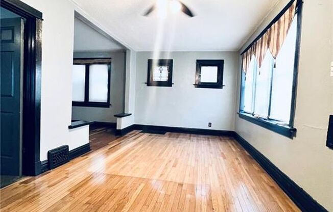 1 bed, 1 bath, 670 sqft, $870, Unit Carter Ave 4640 #1F