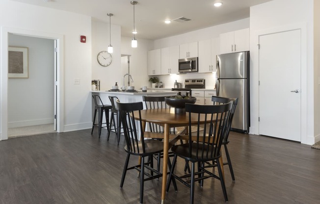 Dining at The Whit Apartments, Indiana, 46204