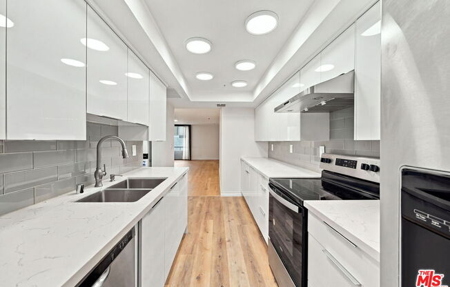 1 bed, 1.5 baths, 1,139 sqft, $3,600, Unit 407