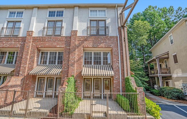 2 bdrm, 2.5 bath Town Home steps away from the beltline and Krog Street Market in Inman Park! Community Pool!