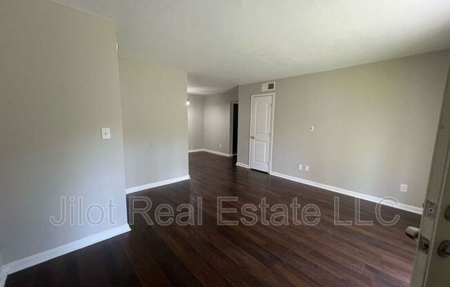 2711 Fairlee Drive Unit C3