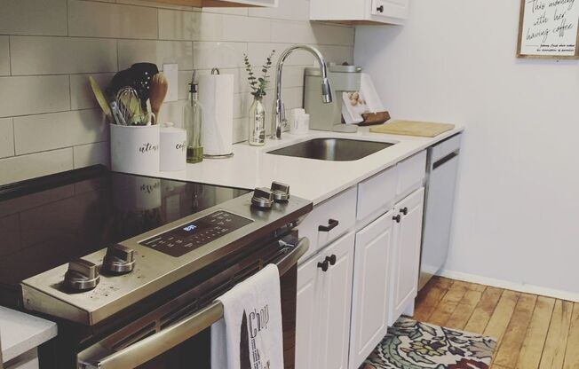 1 bed, 1 bath, 812 sqft, $1,400, Unit 211