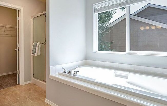 Beautiful 4 bedroom/2.5 bath Home in Newberg