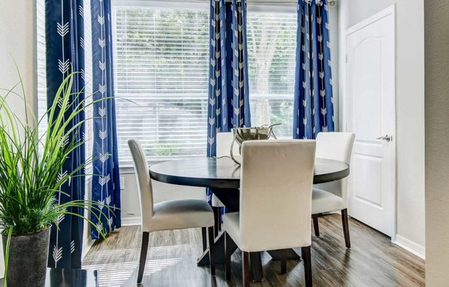 Beautiful Window Coverings, Dinning Table at Tuscany Bay Apartments, Florida