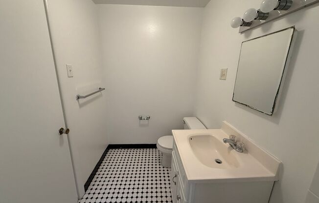 Studio, 1 bath, 323 sqft, $1,175, Unit Old King Edward 531
