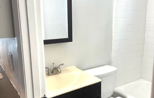 1 bed, 1 bath, 800 sqft, $1,195, Unit 59 Unit 1