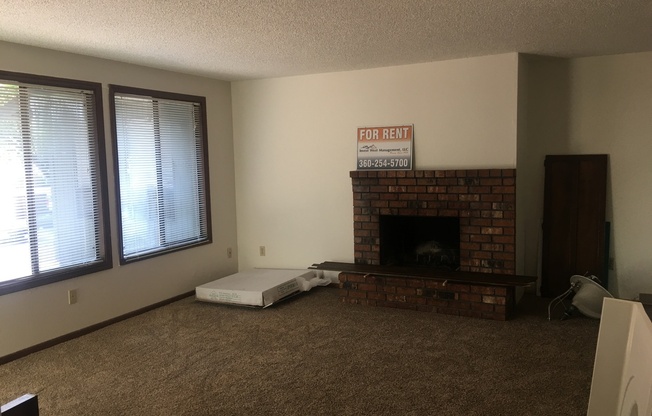 2 BEDROOM, 1 BATH DUPLEX W/FENCED YARD!