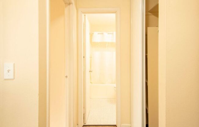 1 bed, 1 bath, 700 sqft, $1,290, Unit 840-201